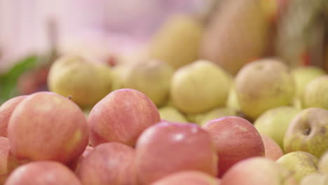 un primer plano de manzanas en un mercado local de montpellier, francia.