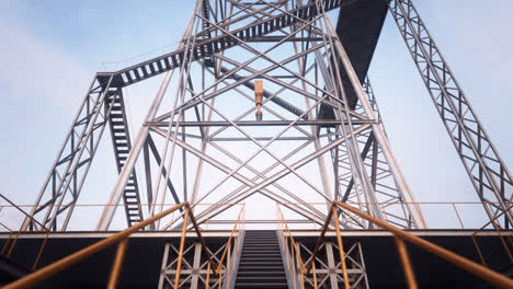 Una-Gran-Plataforma-De-Perforación-Durante-El-Amanecer-En-El-Campo-Petrolífero.-Una-Construcción-Metálica-Utilizada-En-La-Industria-Petroquímica.-Equipada-Con-Grandes-Perforadoras,-La-Estructura-Puede-Perforar-Pozos-De-Petróleo-O-Pozos-De-Extracción-De-Gas-Natural.