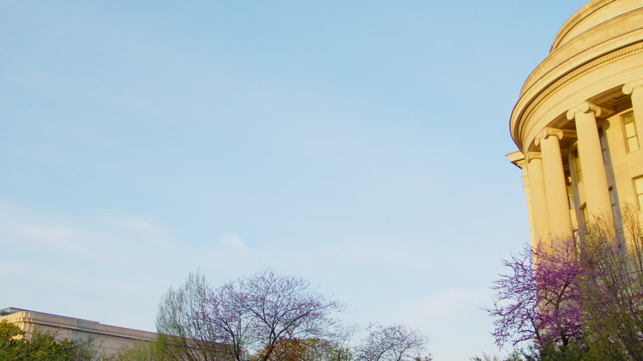 은 오른쪽으로 고 해가 뜨면 봄에 워싱턴 dc의 연방 무역 위원회 건물에 부힌다.