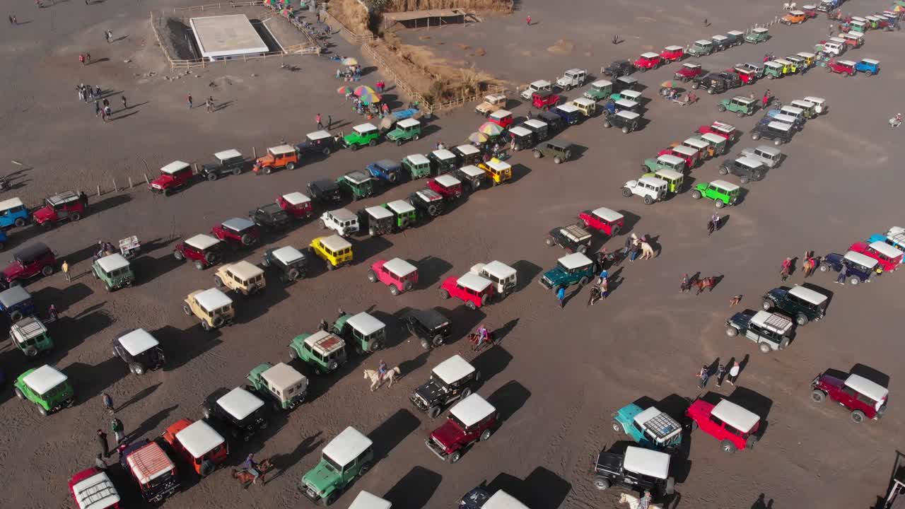 Jeep del Bromo nella sabbia polverosa. Indonesia, Giava Orientale