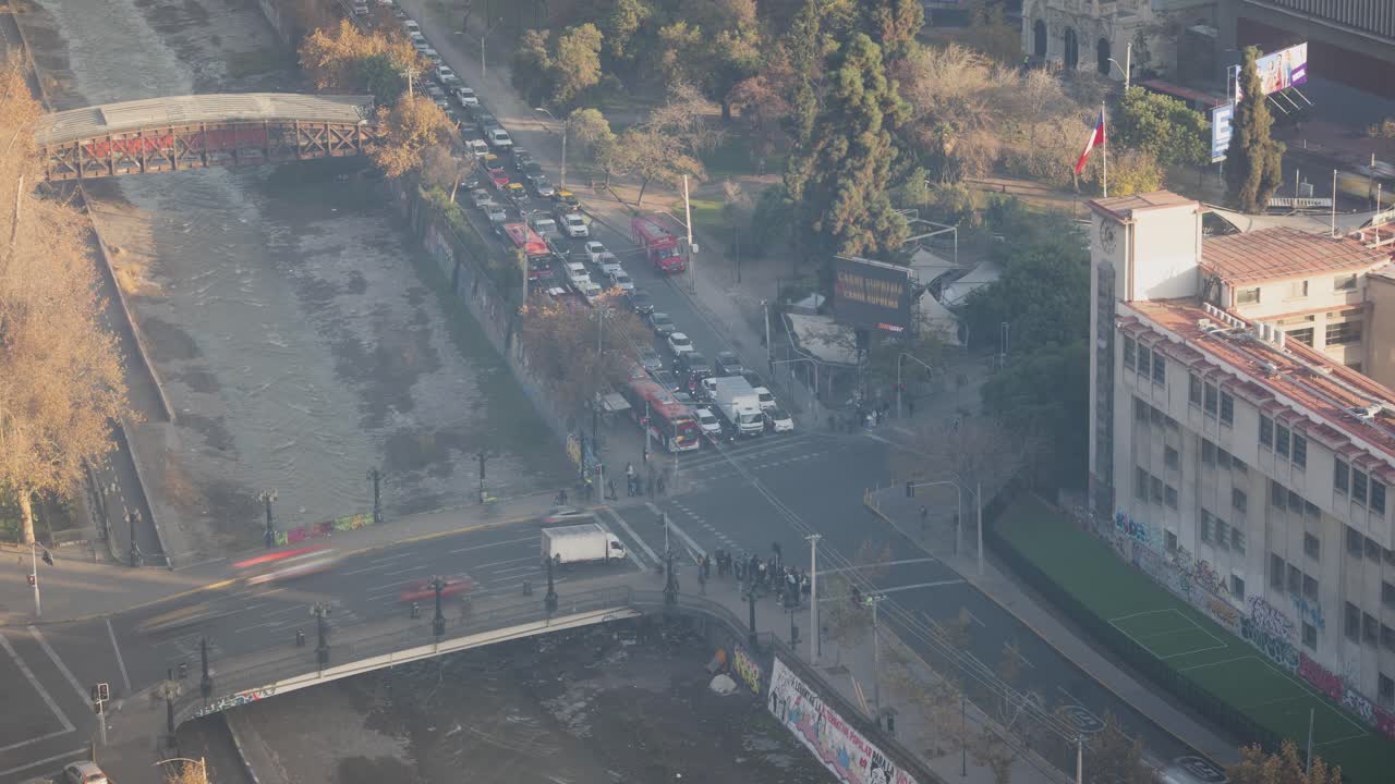 산티아고 데 칠레 코너 거리 슬로우 모션 사람들과 자동차