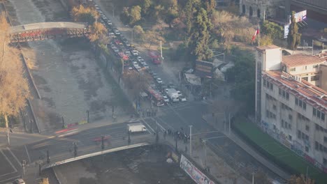 Santiago-De-Chile-Ecke-Straße-Zeitlupe-Menschen-Und-Autos