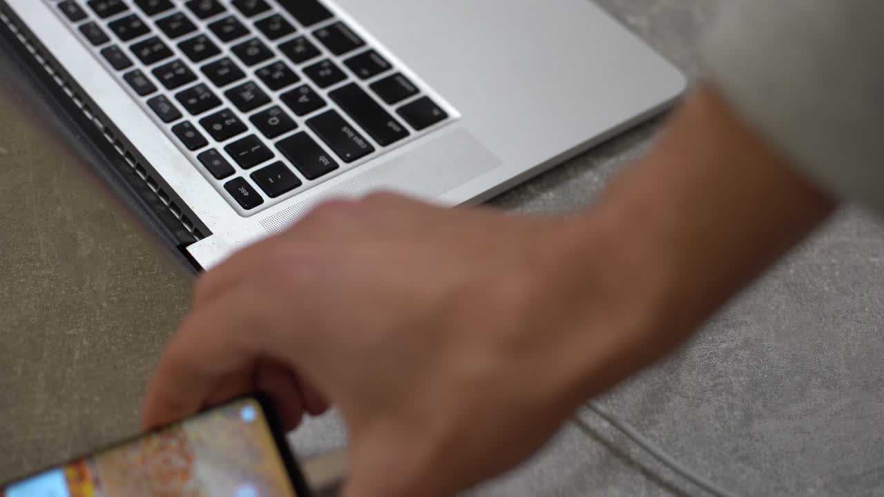 conecte el cable magnético a su teléfono. sobrevuele el cable magnético micro usb. cables de cargador de carga rápida para android