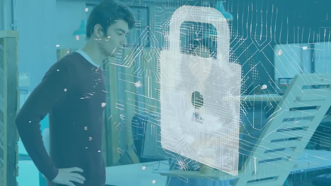 animación del procesamiento de datos en una placa de circuito sobre una mujer de negocios que usa una computadora portátil