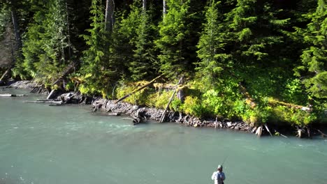 Mann-Beim-Angeln-Im-Fluss-An-Einem-Sonnigen-Tag-4k-4k