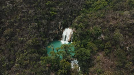 fotografía aérea del descubrimiento de las cascadas azules de el chiflon en méxico