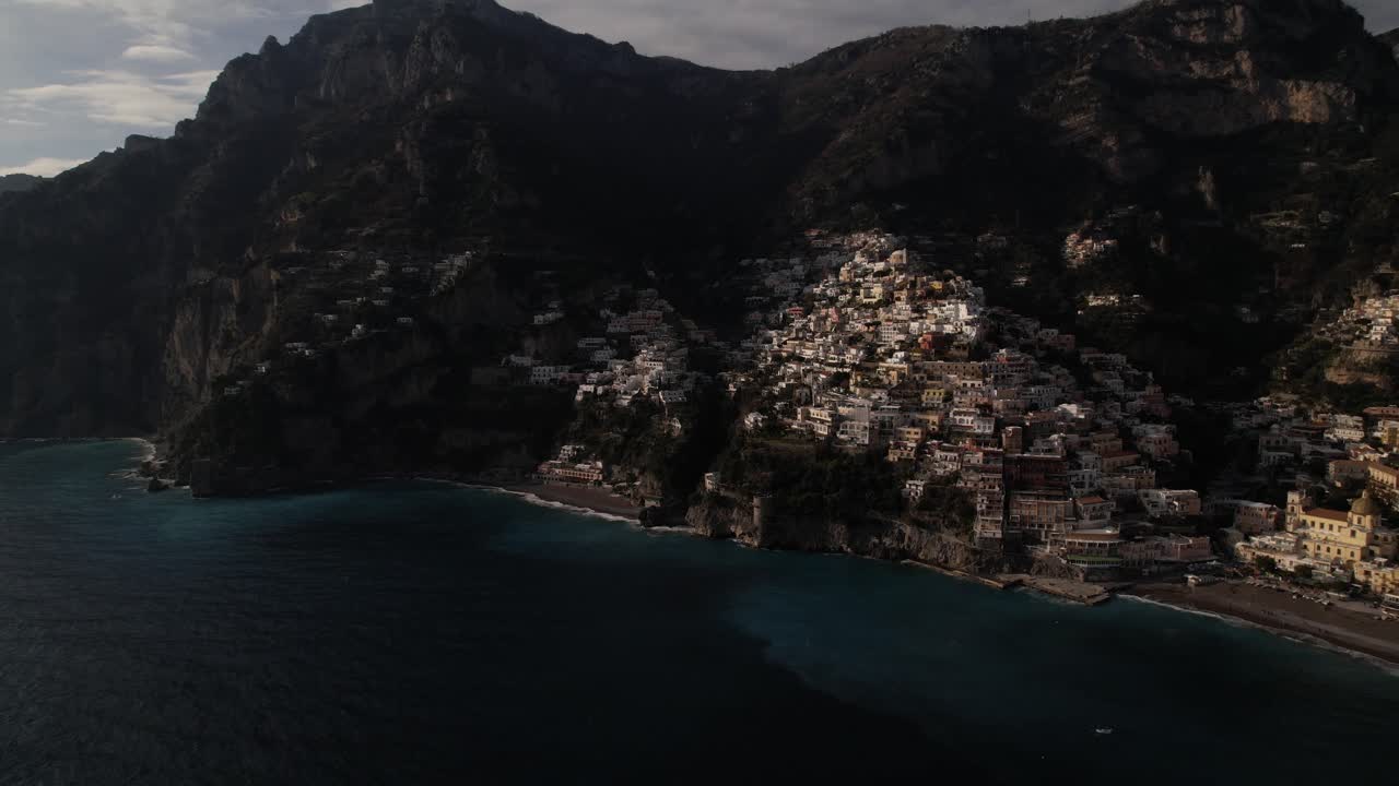 Volo sul mare con la vista della splendida città di Positano, un tradizionale insediamento costiero in Italia situato sulla Costiera Amalfitana