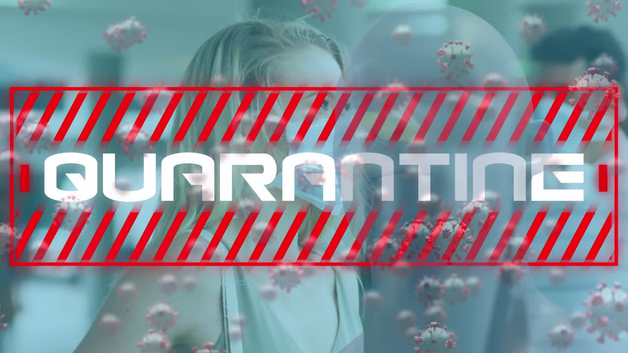 animación de texto de emergencia y células de virus sobre una mujer con máscara facial