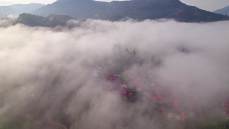 órbita-Disparada-A-Través-De-Nubes-Blancas-Sobre-La-Ciudad-De-Oxapampa-Al-Amanecer-épico,-Perú