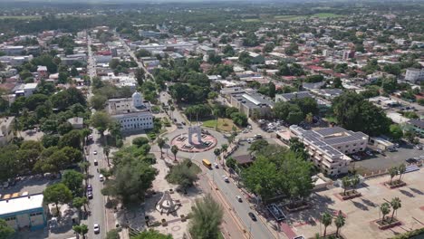 vista aérea de la ciudad de san juan de la maguana y el arco del triunfo en la república dominicana