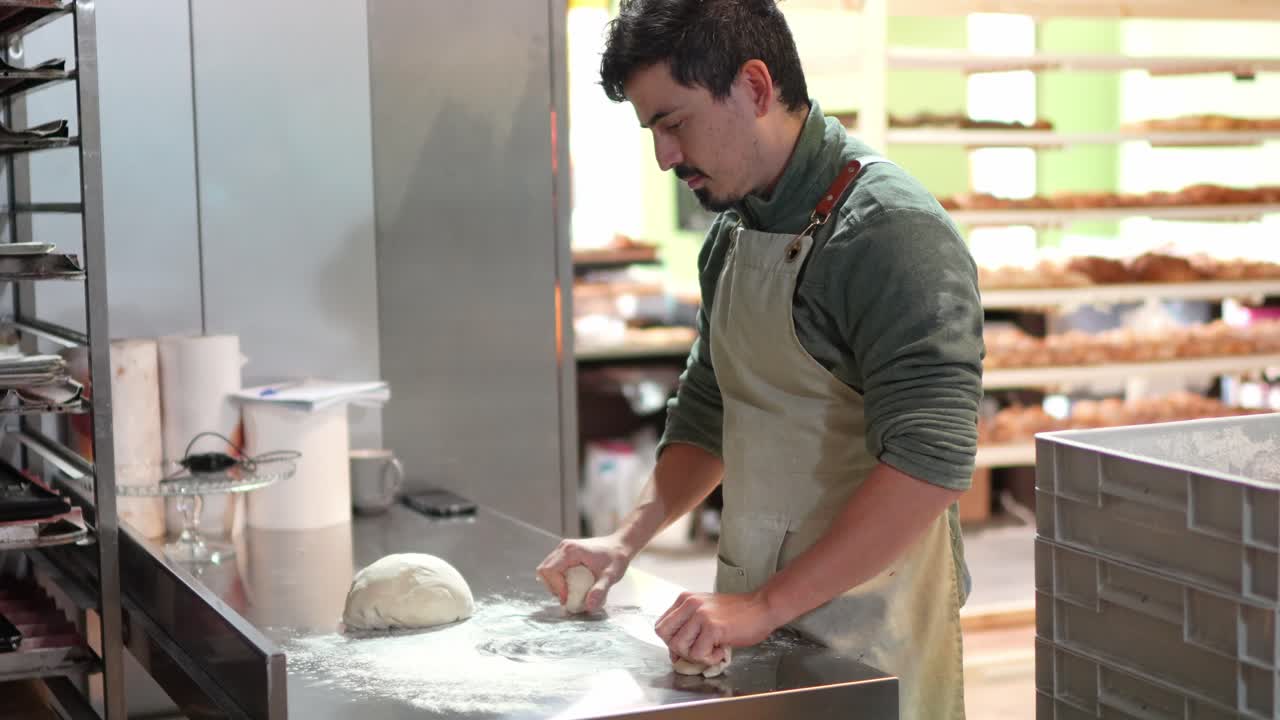 Panadero preparando masa en una panadería