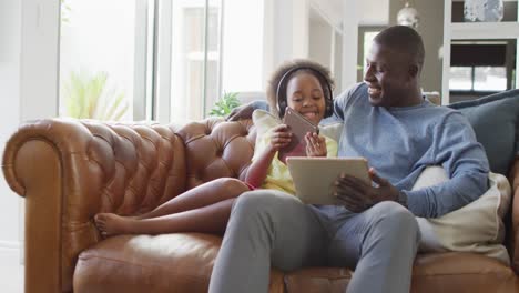 Video-Eines-Afroamerikanischen-Vaters-Und-Seiner-Tochter,-Die-Ein-Tablet-Benutzen