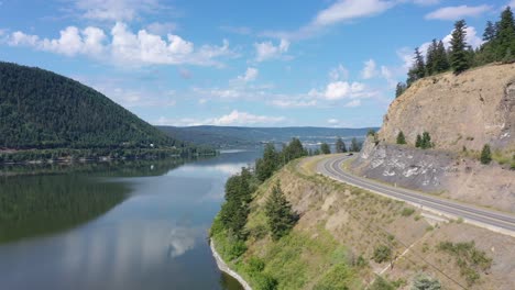Der-Highway-97-Von-BC-Verläuft-Entlang-Der-Ruhigen-Ufer-Des-Williams-Lake