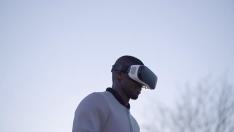 en las gafas de realidad virtual manejando la nueva realidad con las manos