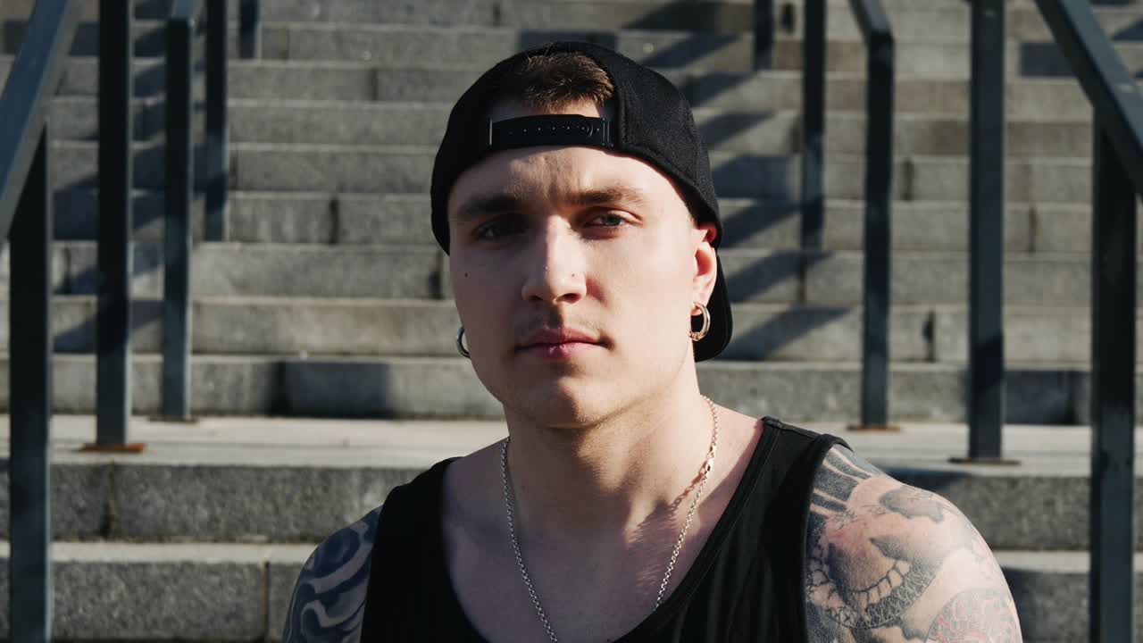 현대 합 스트리트 댄서 스터의 초상화 카메라를 바라보는 문신을 가진 남자