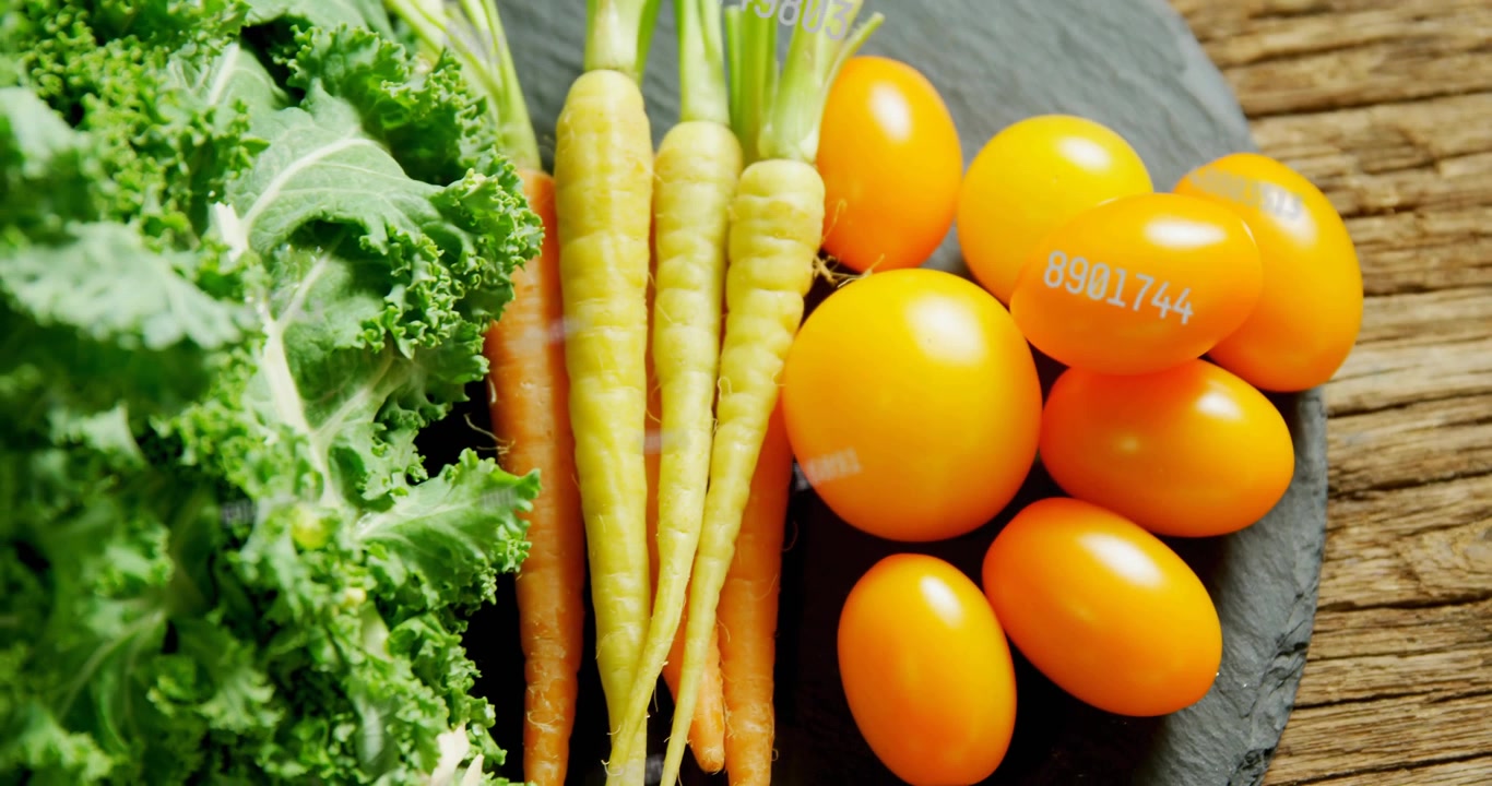 Câmera se afastando revelando couve, cenouras, tomates com sobreposições numéricas para estilização de alimentos.