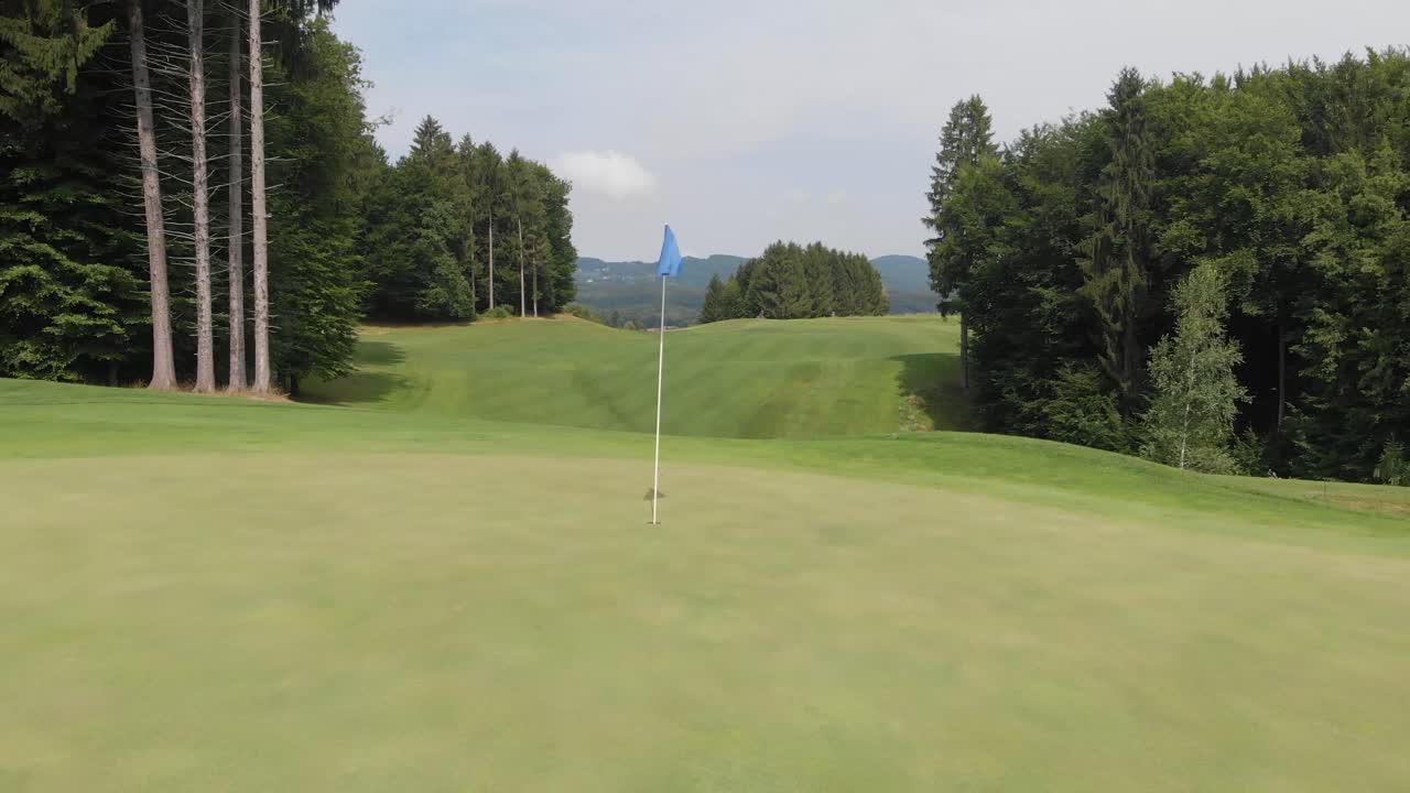 슬로베니아의 숲 한가운데 있는 골프 코스 리뷰