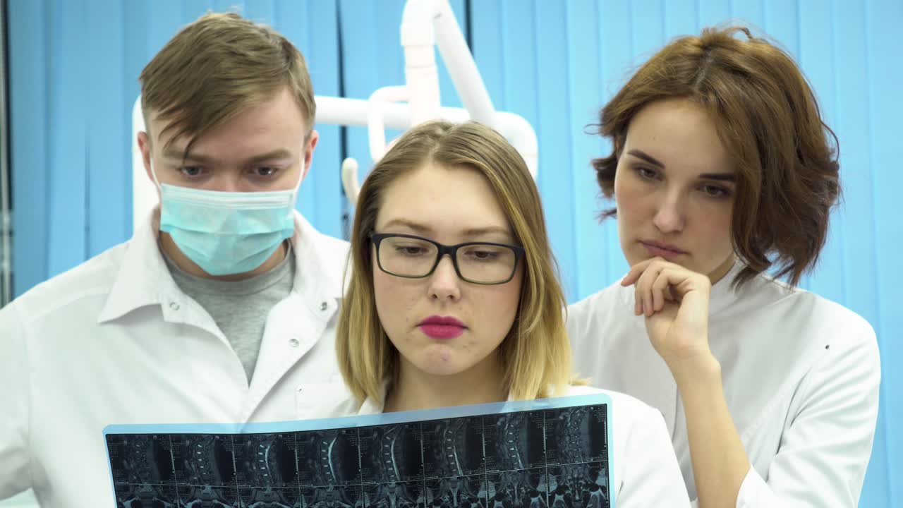 profesionales médicos que revisan las radiografías