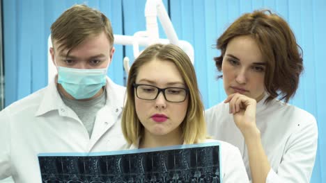 profesionales médicos que revisan las radiografías