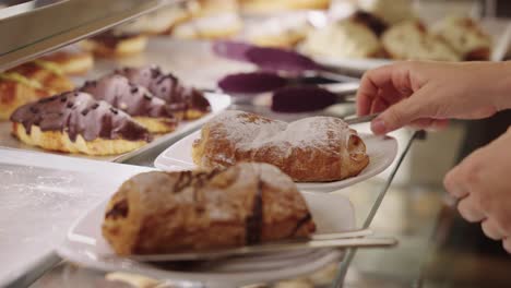 sirviendo pasteles y croissants en la cafetería