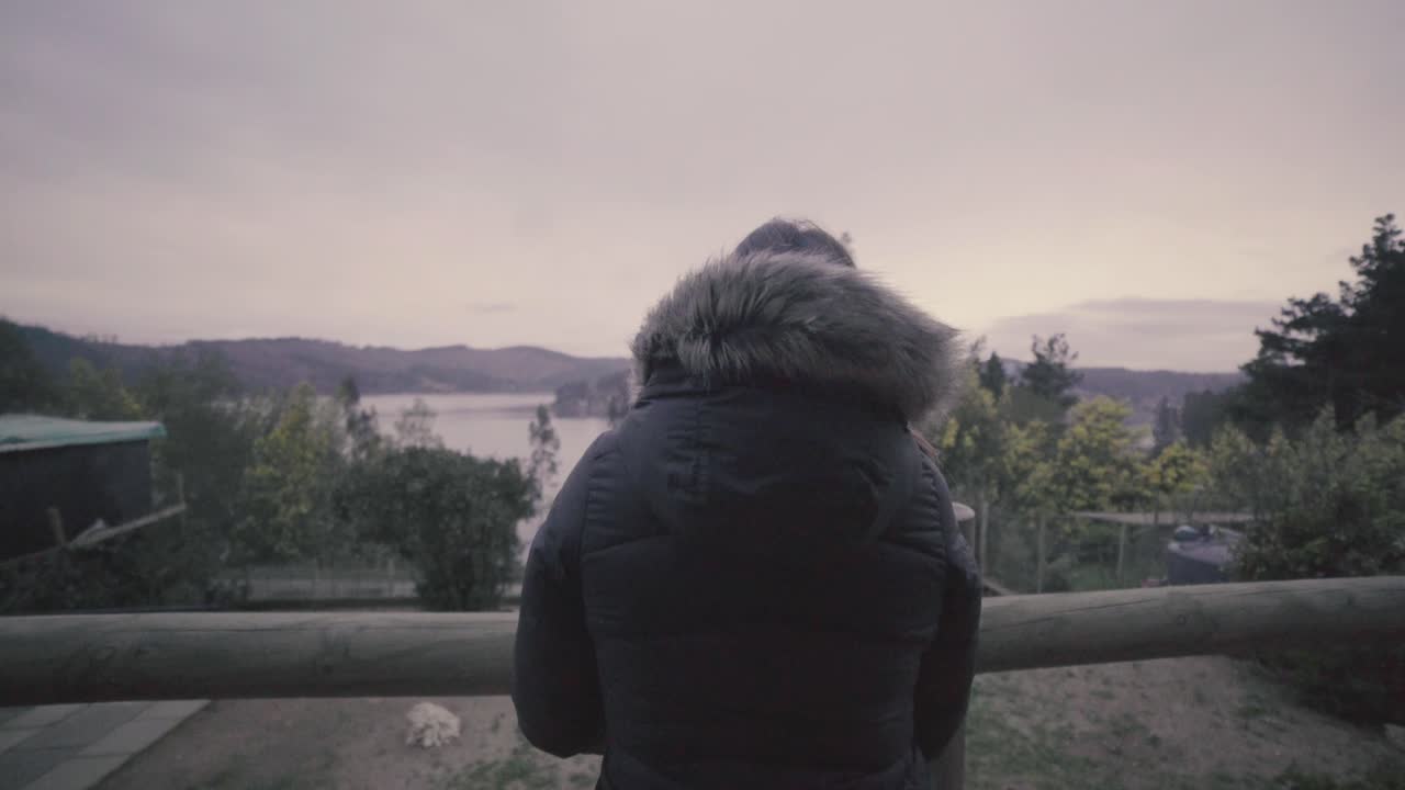 호수 앞의 여자와 그녀의 개 outdoog 집의 hd