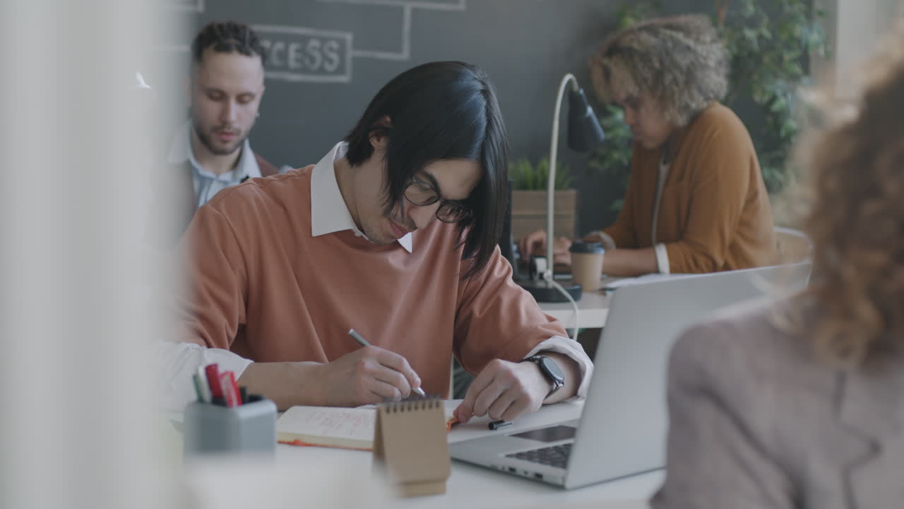 personas que trabajan en una oficina