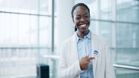 Votar,-Con-Los-Brazos-Cruzados-Y-Una-Mujer-Negra-Señalando