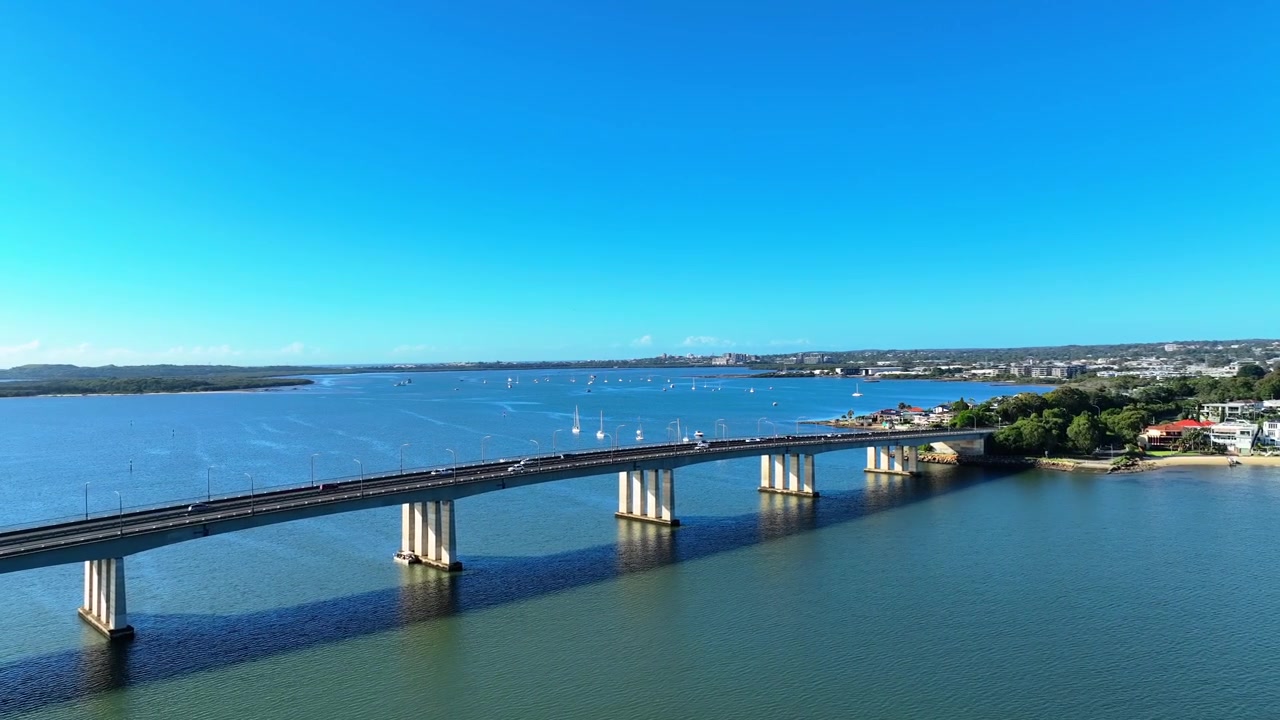 Ripresa aerea con drone di auto che attraversano un ponte nel sud di Sydney, Australia