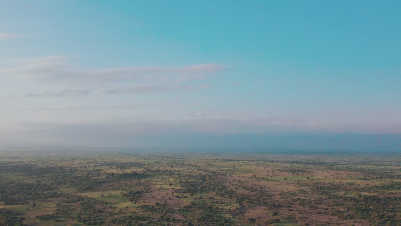 paisaje de las granjas y la carretera donde el monte kilimanjaro es visible en las nubes en la aldea de chemka
