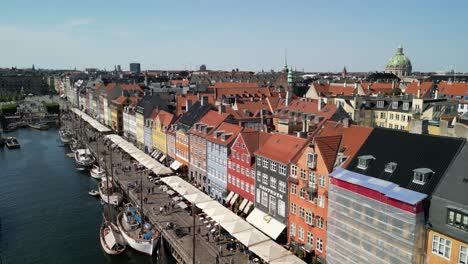 Panorámica-Aérea-Del-Puerto-De-Nyhavn-Hacia-Abajo