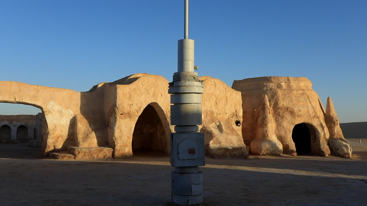 독특한 건축물로 유명한 스타워즈 촬영 장소에서 해가 뜨는 모습