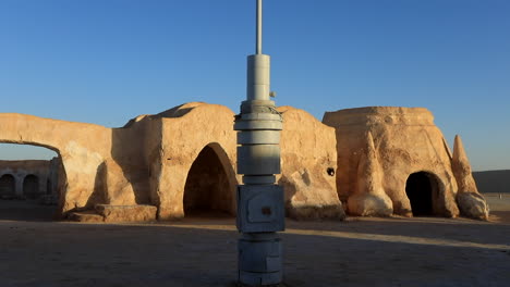 amanecer en el icónico lugar de filmación de star wars con una arquitectura distintiva