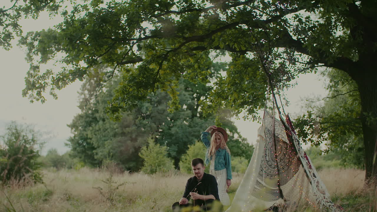 радостная пара гуляет и улыбается на улице летом 15