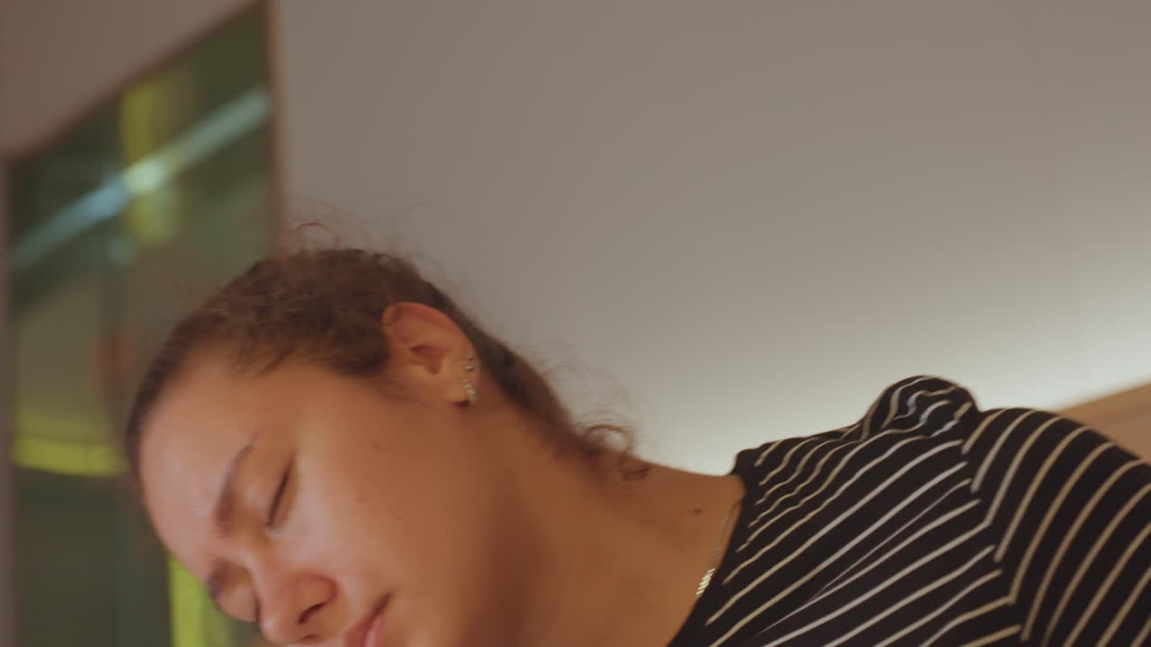 Stille morgenstemning med eftertænksom hotelgæst. Hotelværelsets atmosfære med fredelig kvinde ved daggry. Roligt hotelmiljø, der fanger forretningskvinde, der reflekterer, mens dagslyset blidt strømmer ind