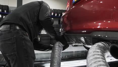 instalación mecánica de un sistema de eliminación de gases de escape de garaje para evitar los gases de escape peligrosos del vehículo de pasajeros