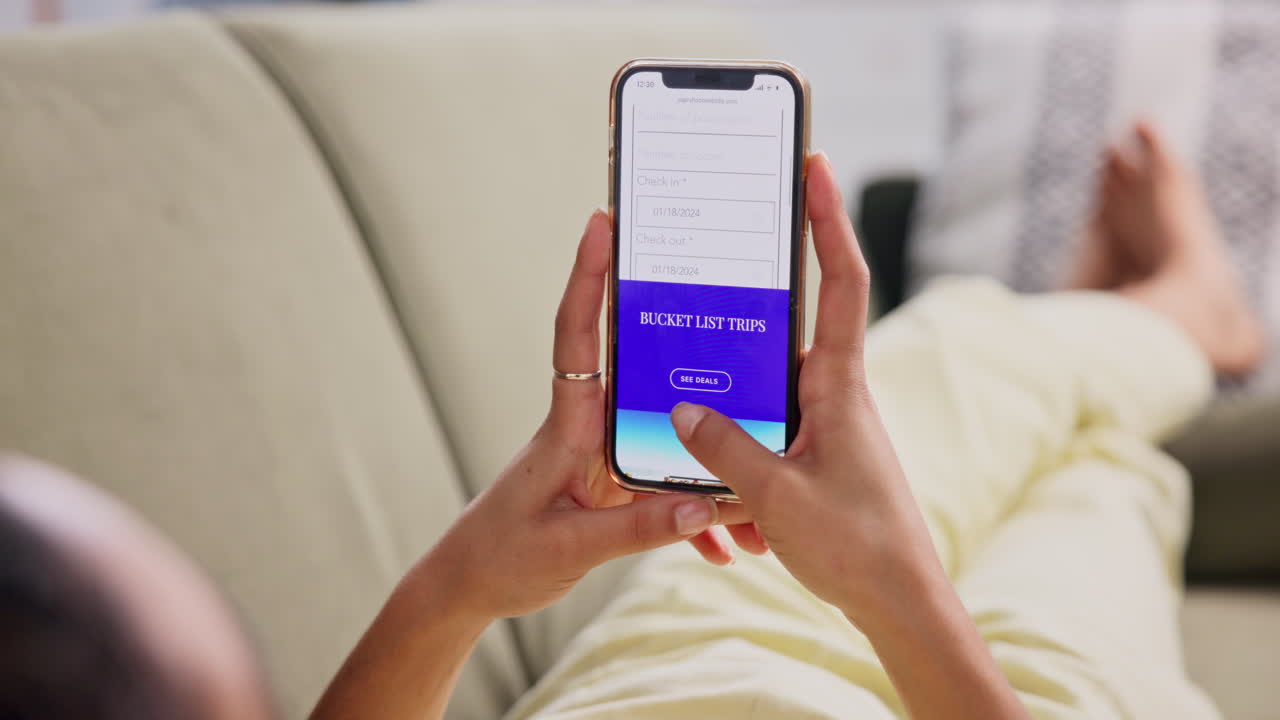 mujer planeando un viaje en su teléfono