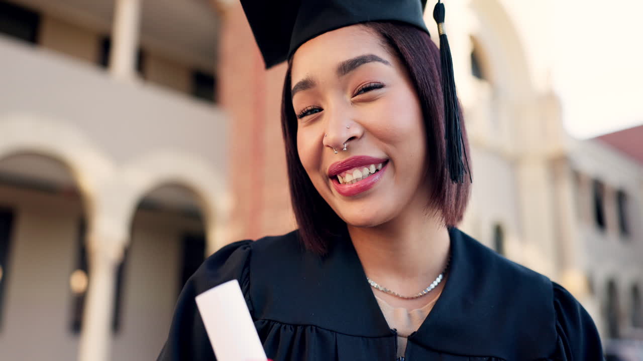 graduado, cara y mujer riendo con diploma