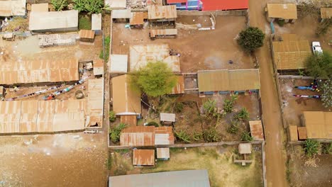 Pueblo-Rural-De-Kenia-Con-El-Kilimanjaro-Al-Fondo