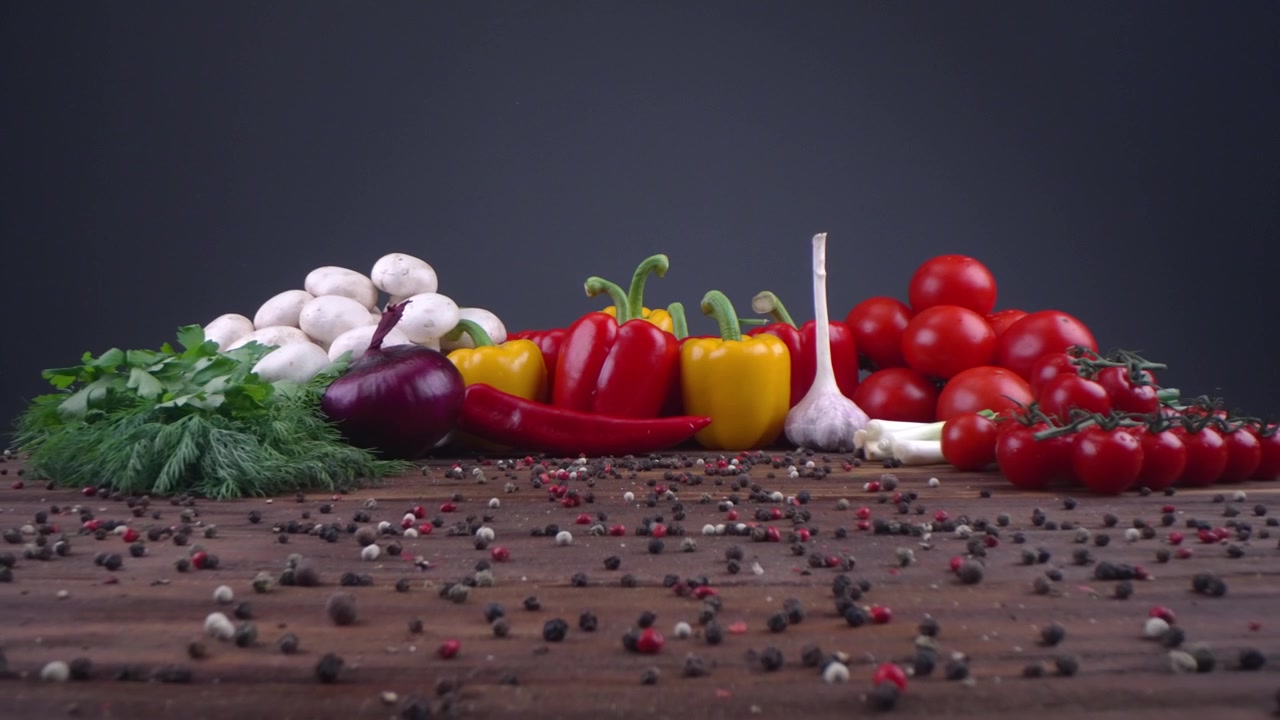 Assortimento di verdure fresche e spezie su un tavolo di legno