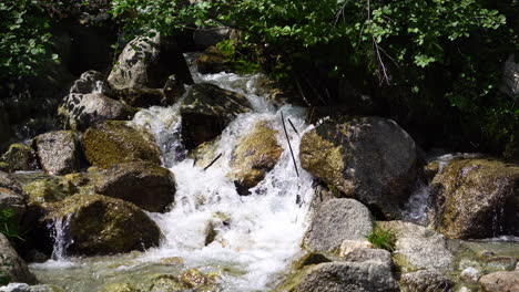 El-Agua-Potable-Corre-Sobre-Las-Piedras-En-La-Naturaleza.