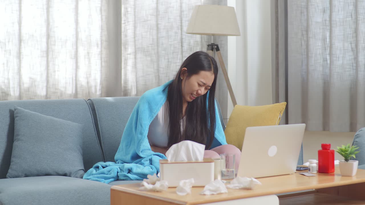 집에서 병에 걸린 여성