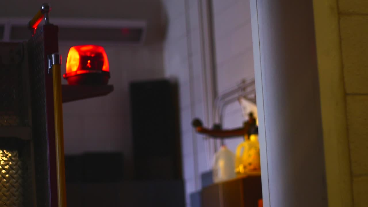 luz de camión de bomberos girando en la cámara lenta de la sala de la estación 4k