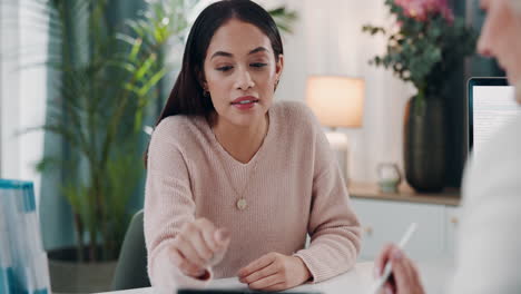 mujer consultando a un médico en un consultorio