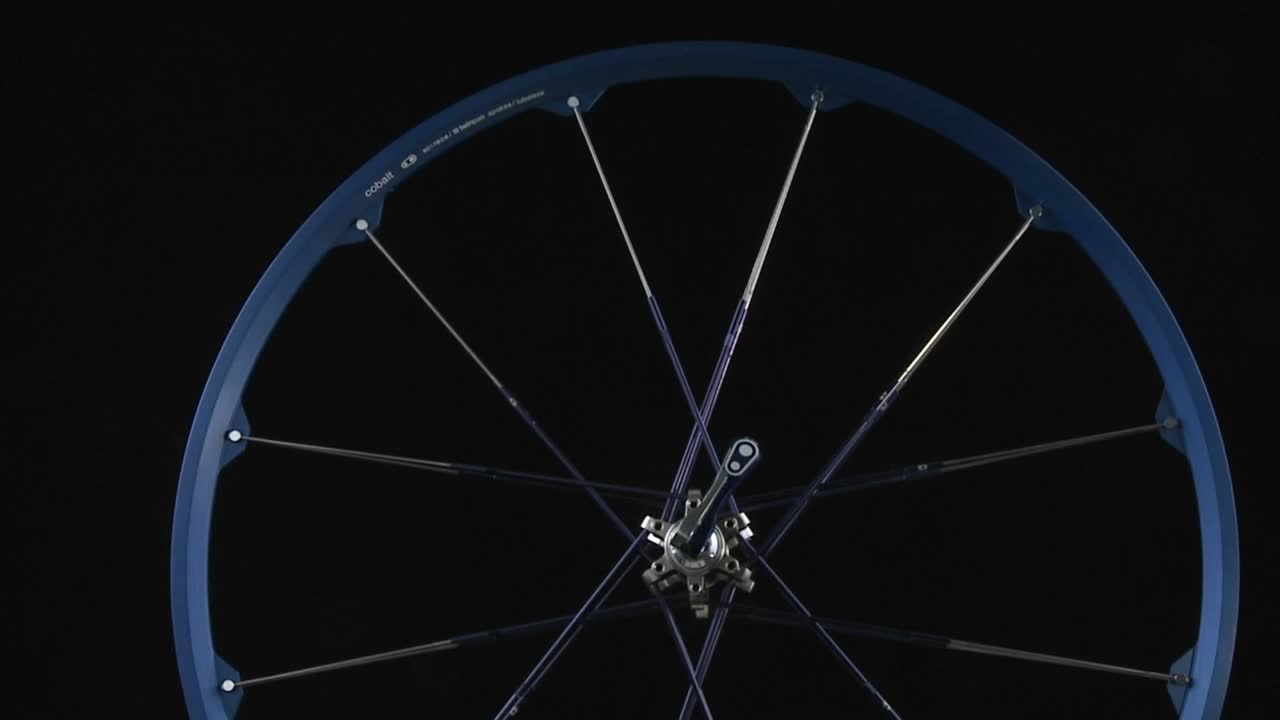 파란색 자전거 테두리가 회전합니다.