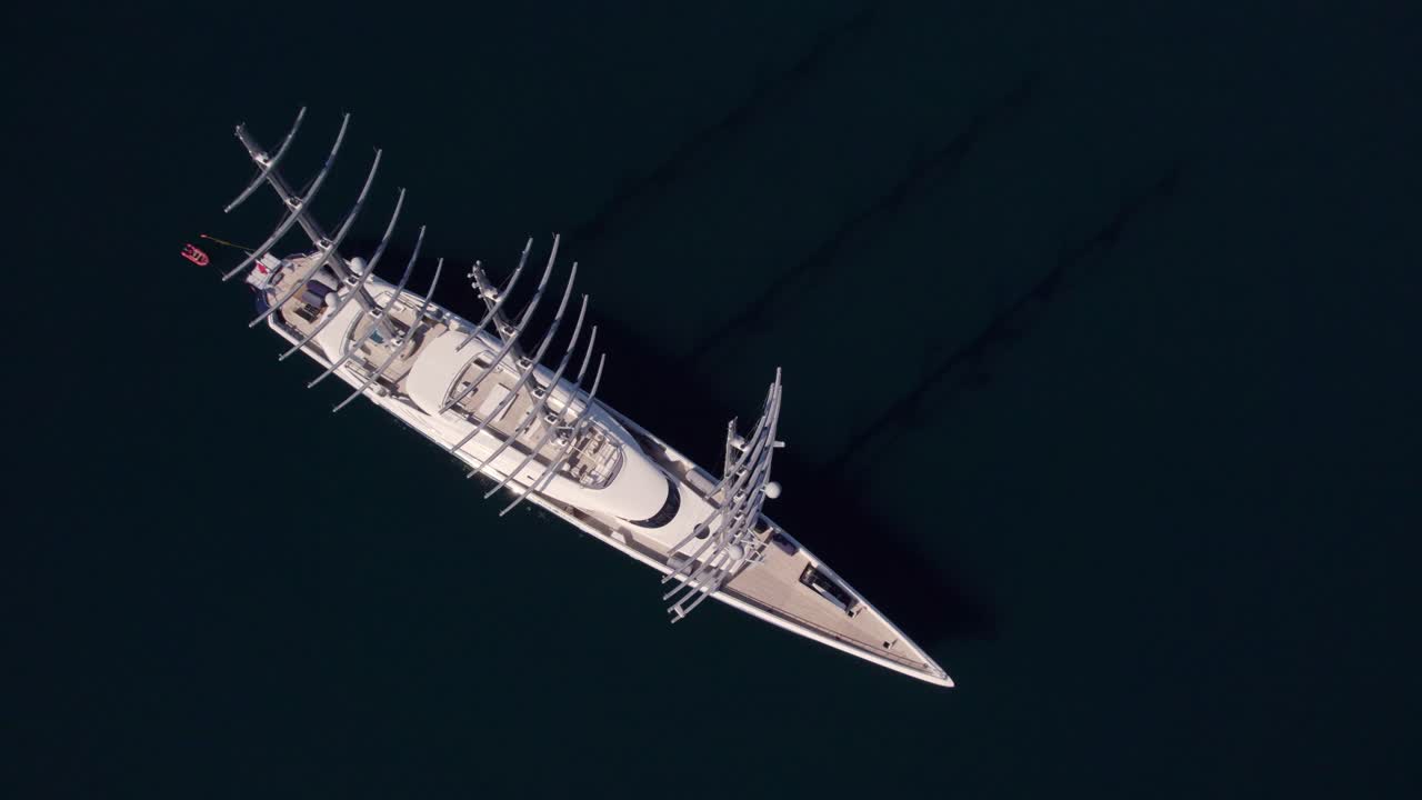 Baia di Cattaro in Montenegro con lo yacht Black Pearl all'ancora