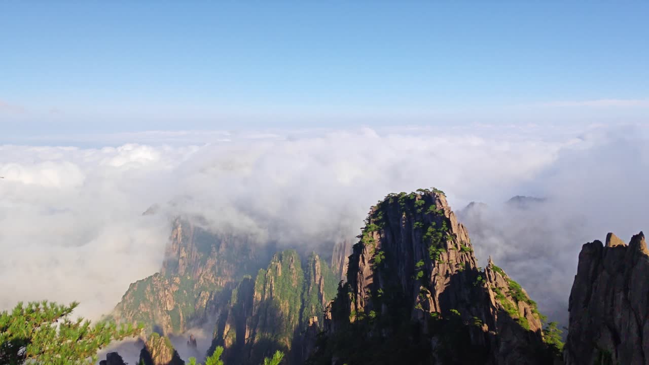 The beautiful Mount Huangshan Mountain in Anhui Province, China is surrounded by clouds and mist，High mountain clouds and mist, a fairyland on earth