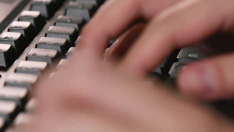 escribiendo en el teclado del pc, primer plano