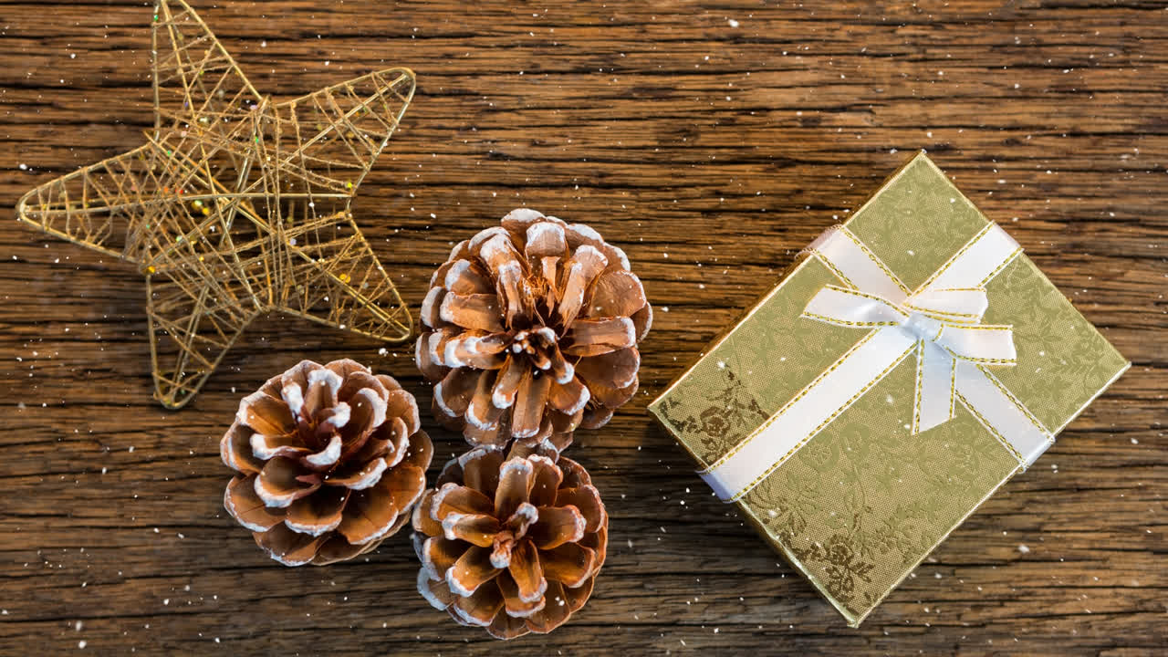 la nieve cayendo con decoraciones de regalos de navidad