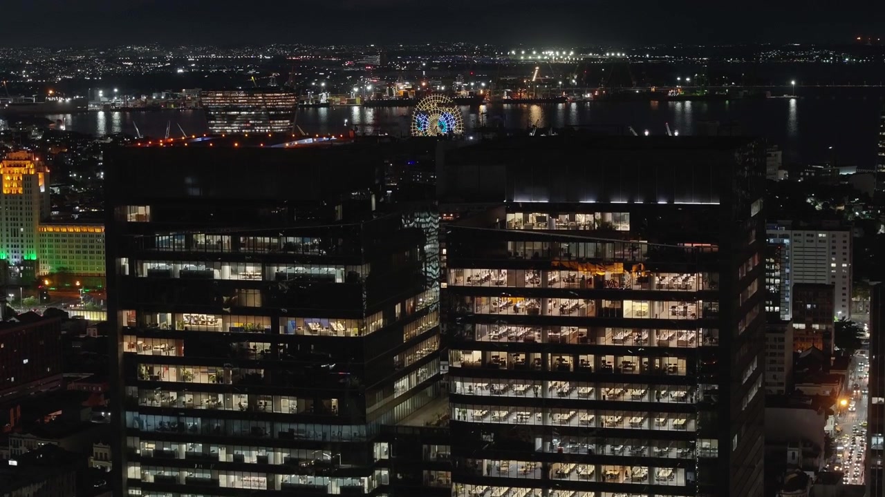 Edifícios corporativos no Rio de Janeiro, Brasil. Paisagem com roda-gigante iluminada. Distrito central. Edifícios altos. Turismo de vida noturna.