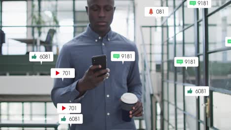 Animation-Von-Social-Media-Symbolen-Auf-Einem-Afroamerikanischen-Mann,-Der-Im-Büro-Kaffee-Mit-Dem-Smartphone-Trinkt